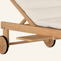 Lance sunlounger in canvas, detail of teak grain and joinery